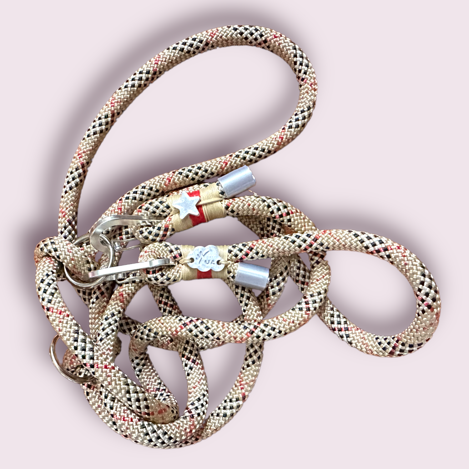 GUINZAGLIO con cordone color beige-rosso scozzese personalizzato con charme in PLA color argento. Modello addestramento