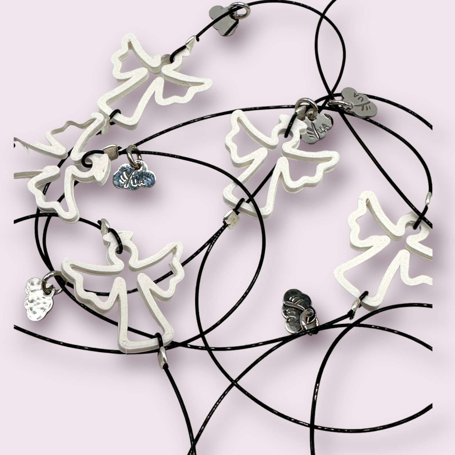 BRACCIALE ELASTICO con elastico nero rifinito in argento con charme a forma di angioletto bianco in PLA