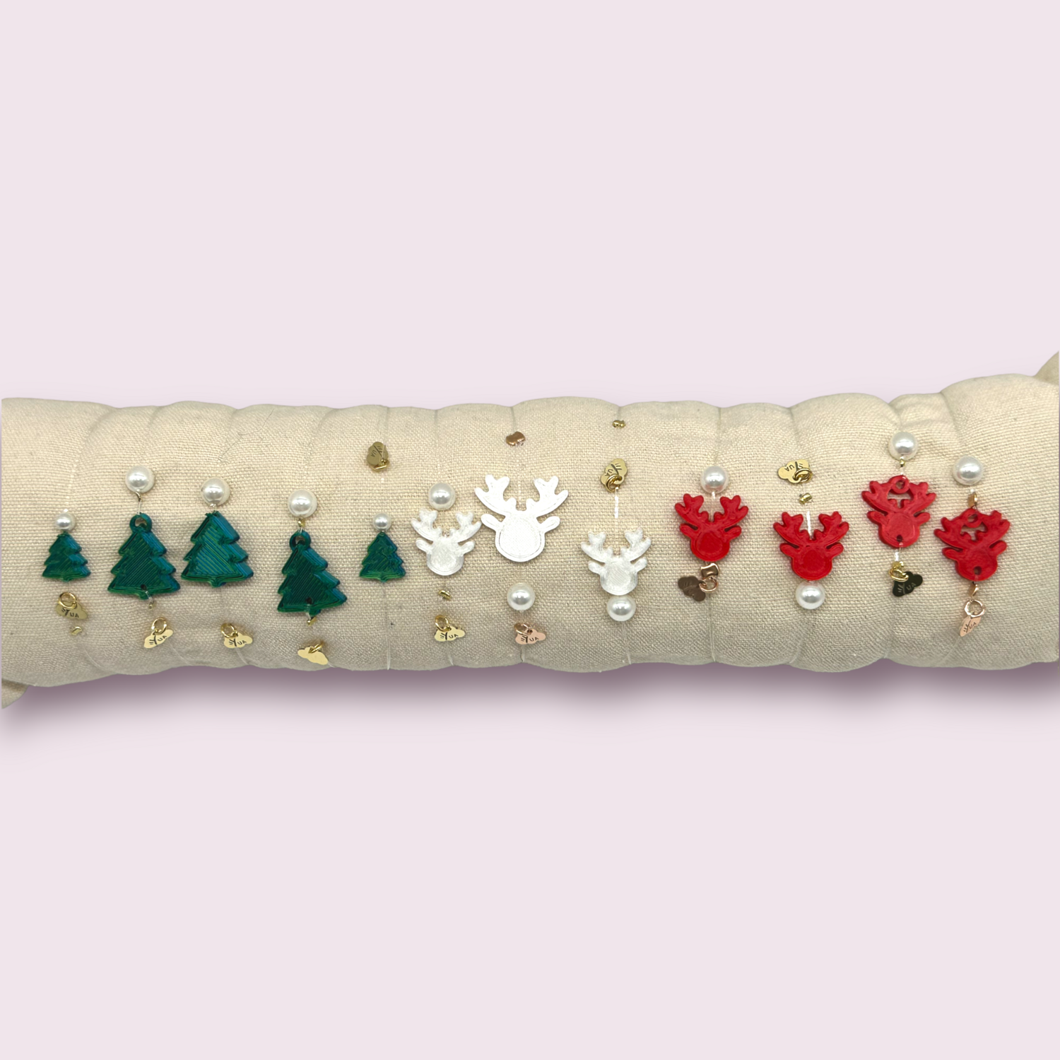 BRACCIALE elastico con filo trasparente perla, charme con soggetti natalizi in PLA