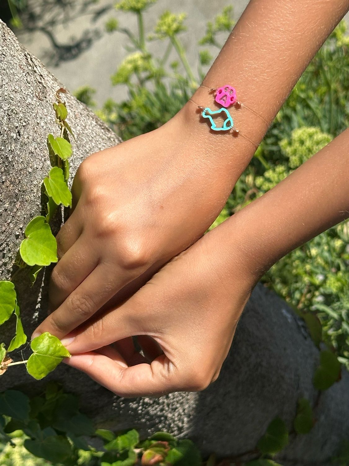 Bracciali elastici con filo trasparente e pesciolini colorati monocolore o bicolor in PLA.