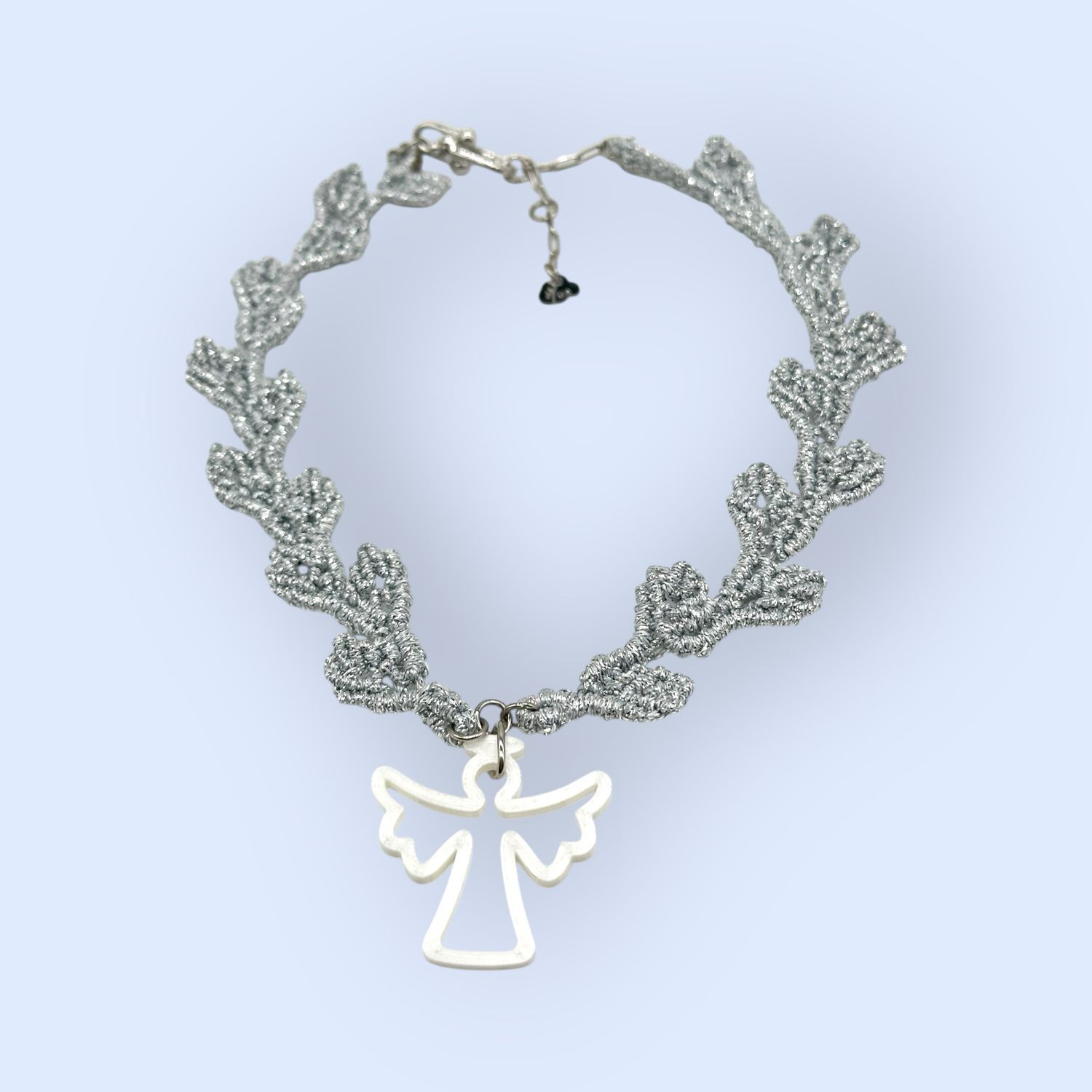 Girocollo con foglioline in macramè con filato argento rifinito in argento, personalizzato con un angelo bianco in PLA.