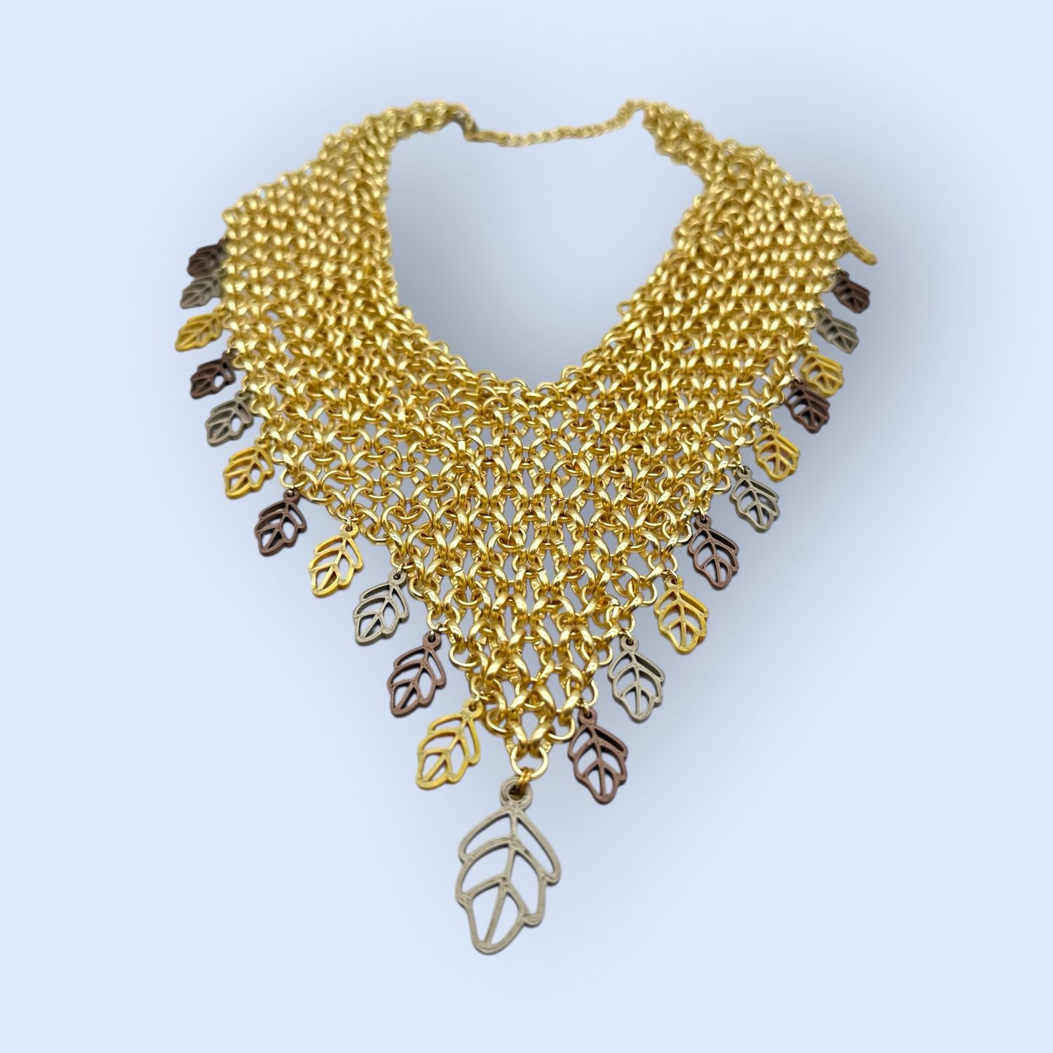 Girocollo maglia metallica personalizzato con foglioline colorate in PLA.