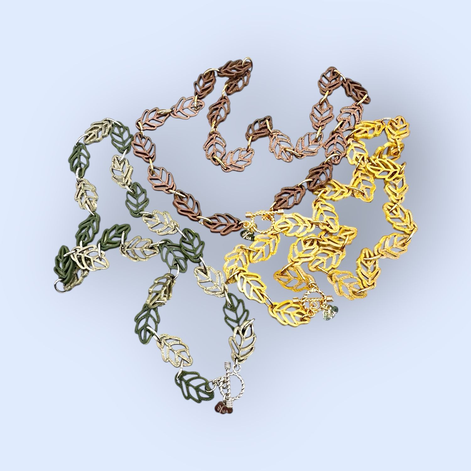 Girocollo realizzato con foglioline in PLA colorate rifinito in argento.