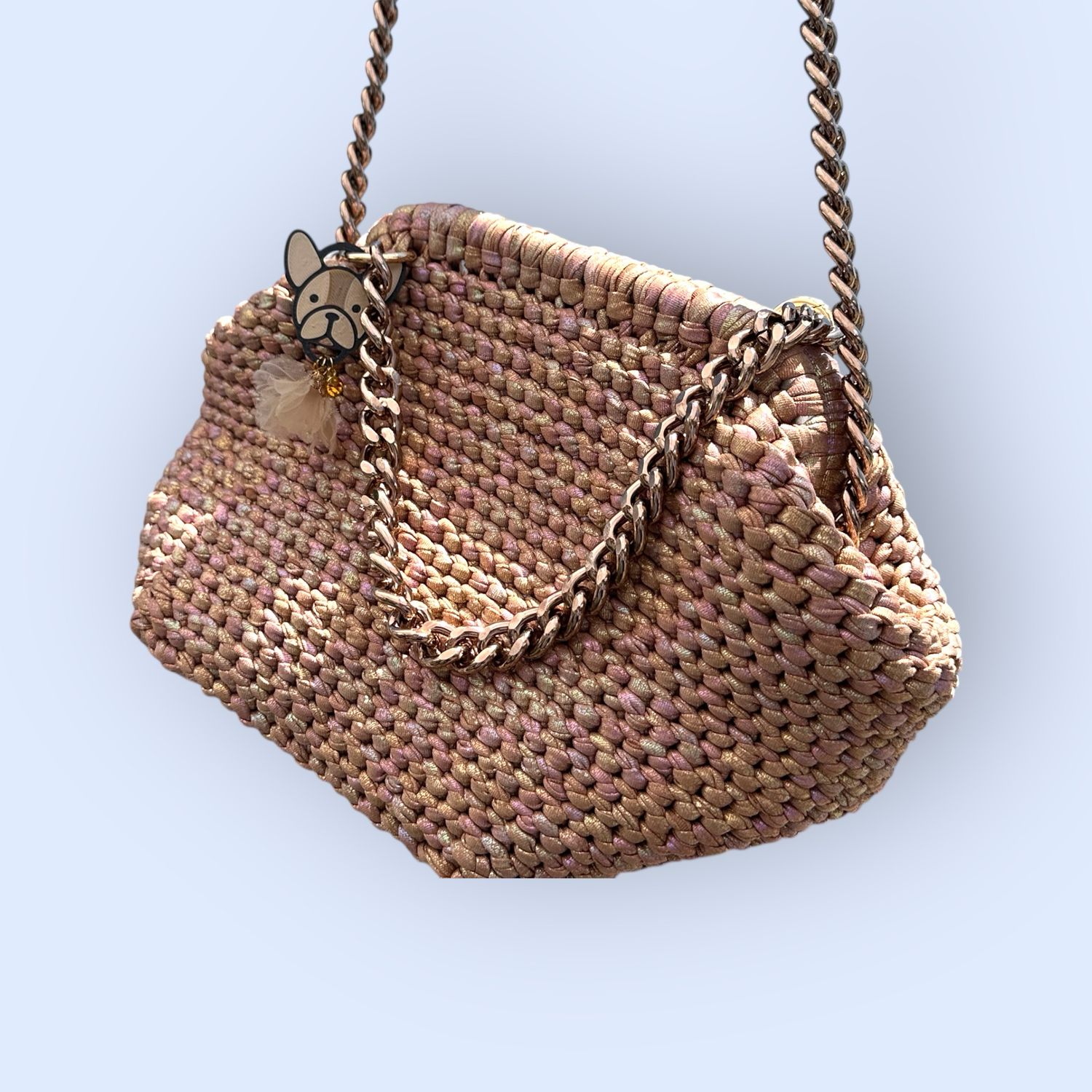 Borsa realizzata all’uncinetto con filato similpelle color oro rosa con catena bronzo personalizzata con charme in PLA con la faccina del Buldog.