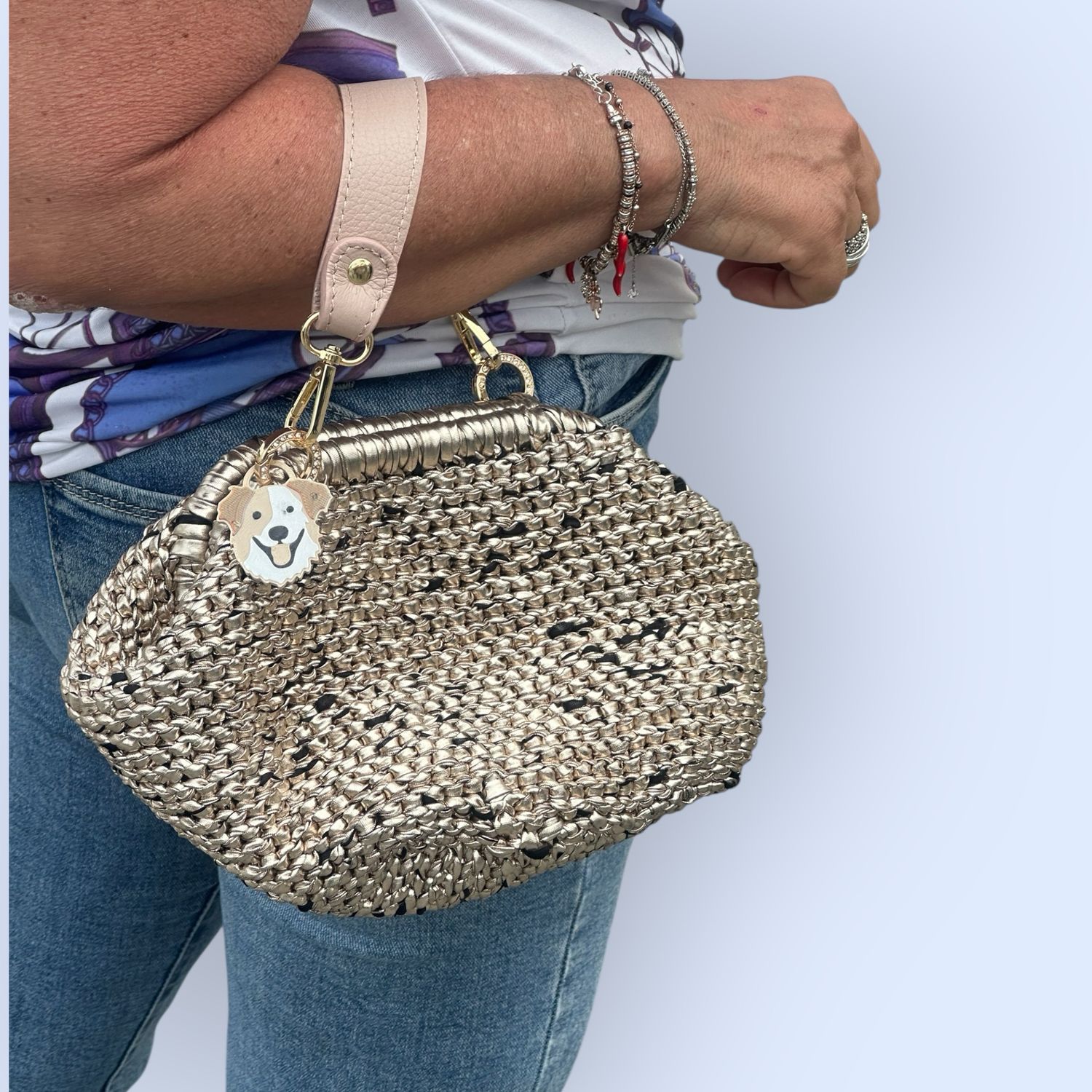 Borsa realizzata all’uncinetto con filato simil pelle oro e nero personalizzata con un orsetto in PLA con iniziale oppure con faccina del cane in questo caso del Border Collie. Borsa realizzata all’uncinetto con filato simil pelle oro e nero personalizzata con un orsetto in PLA con iniziale oppure con faccina del cane in questo caso del Border Collie.