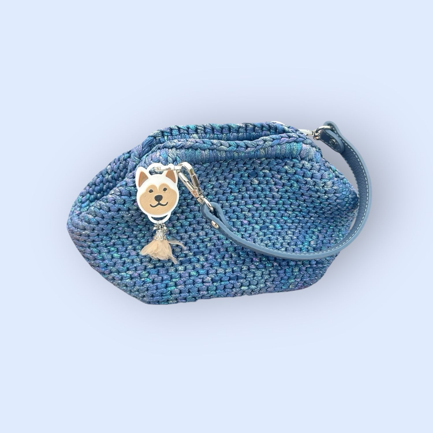 Borsa realizzata all’uncinetto con filati similpelle blue jeans personalizzata con charme in PLA con la faccina dell’Akita