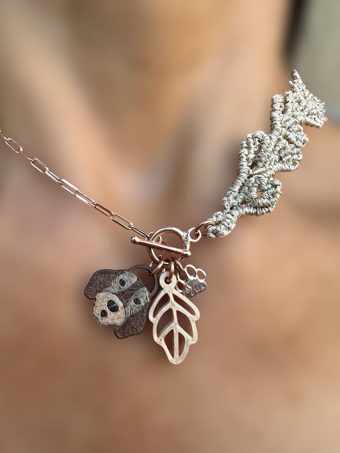 Girocollo con foglioline in macramè con filato dorato rifinito in argento personalizzato con charme in PLA con la faccina del Bassotto a pelo lungo e fogliolina. Girocollo con foglioline in macramè con filato dorato rifinito in argento personalizzato con charme in PLA con la faccina del Bassotto a pelo lungo e fogliolina.