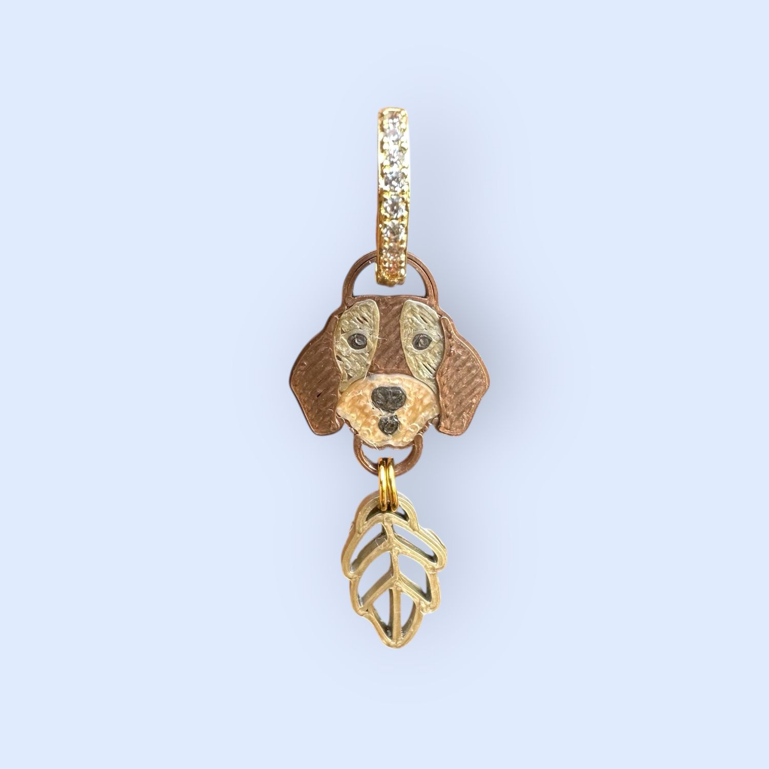 Orecchini ad anello in argento con la faccina del bassotto a pelo lungo in PLA e fogliolina sempre in PLA.