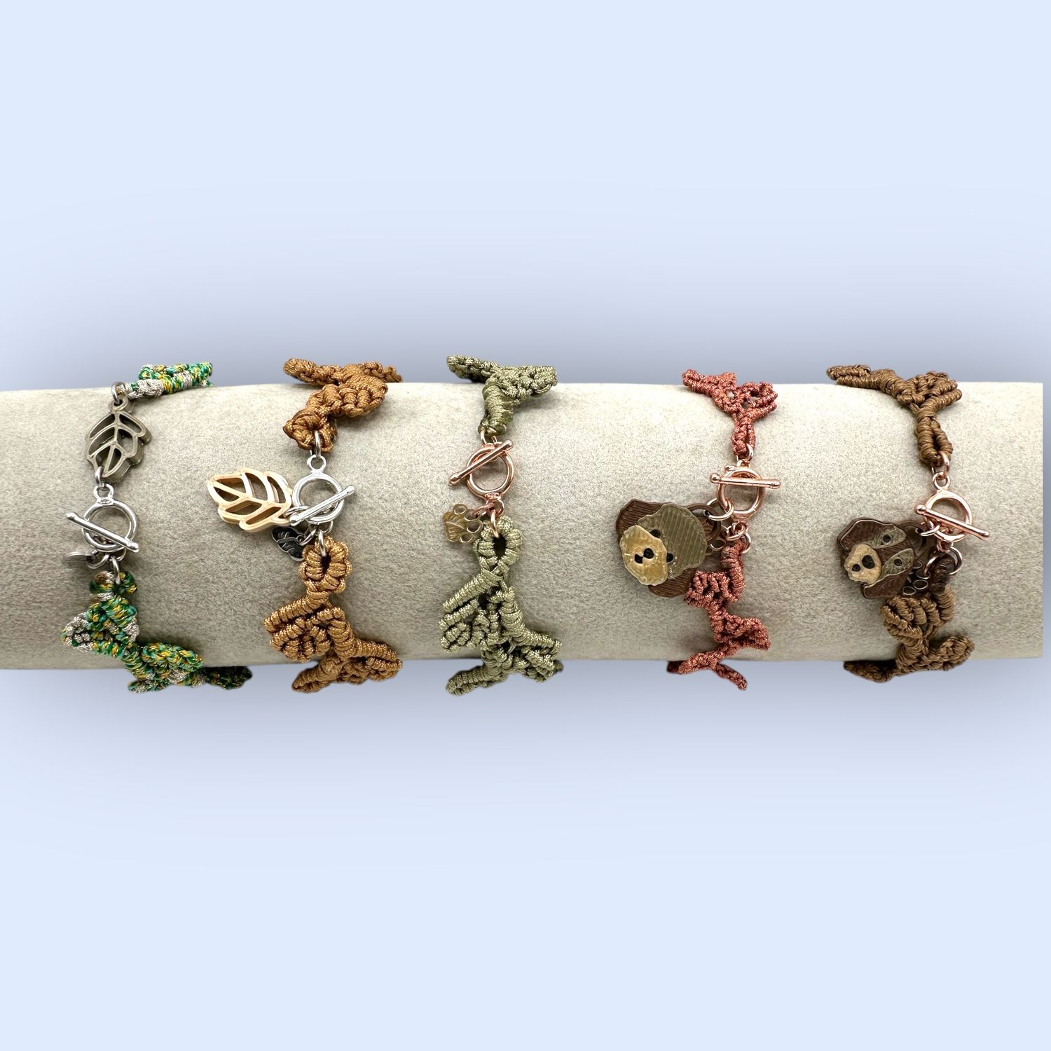 Bracciali con foglioline in macramè rifiniti in argento personalizzati con charme in PLA con le faccine delle razze canine o con foglioline sempre in PLA. Bracciali con foglioline in macramè rifiniti in argento personalizzati con charme in PLA con le faccine delle razze canine o con foglioline sempre in PLA.