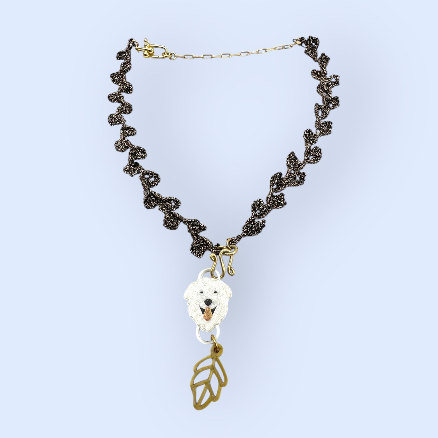 Girocollo con foglioline in macramè filato Lamè marrone rifinito in argento personalizzato con ciondolo amovibile in argento e charme in PLA con la faccina del maremmano e fogliolina dorata Girocollo con foglioline in macramè filato Lamè marrone rifinito in argento personalizzato con ciondolo amovibile in argento e charme in PLA con la faccina del maremmano e fogliolina dorata