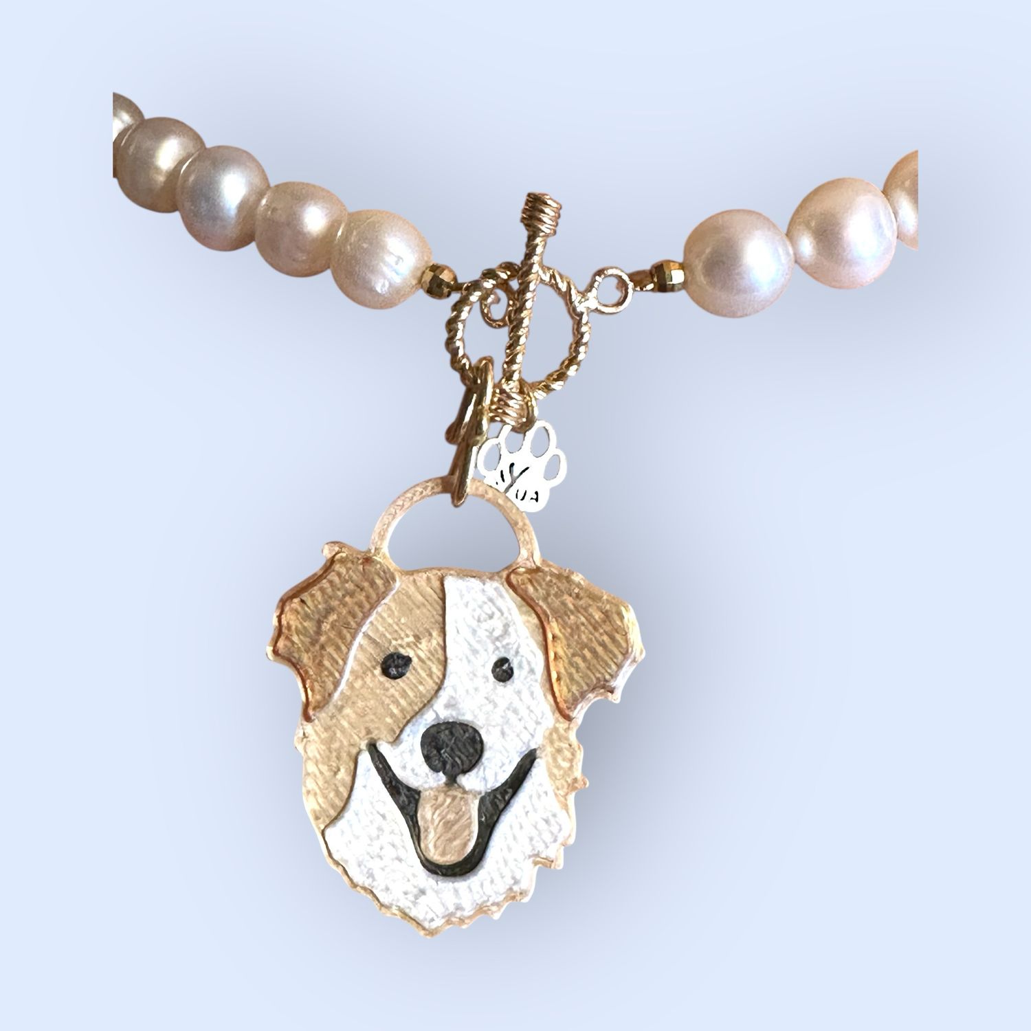 Girocollo con perle di fiume rifinito in argento con ciondoli amovibili in PLA; con le faccine delle razze canine o feline.