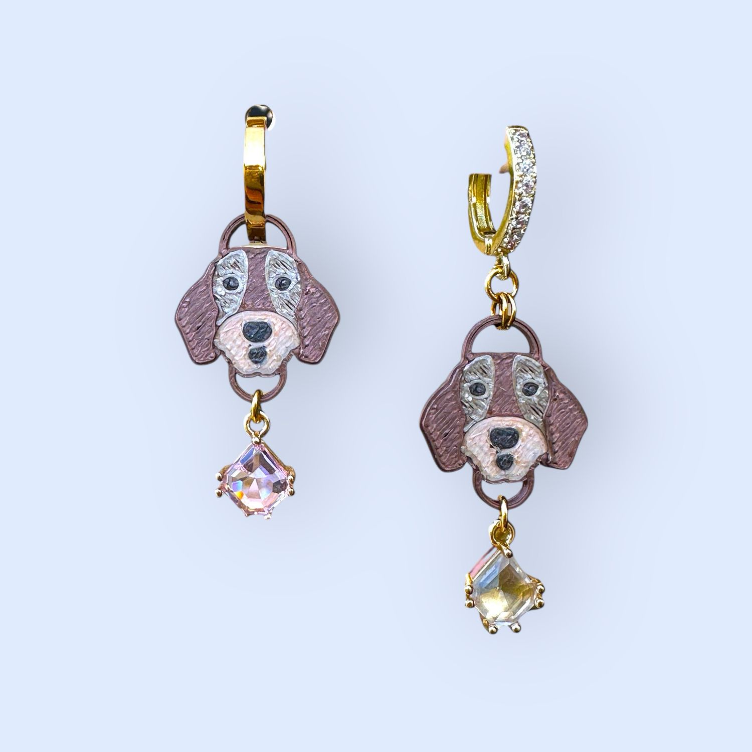 Orecchini in acciaio con charme in PLA con la faccina della razza canina o felina impreziosito da strass colorato.