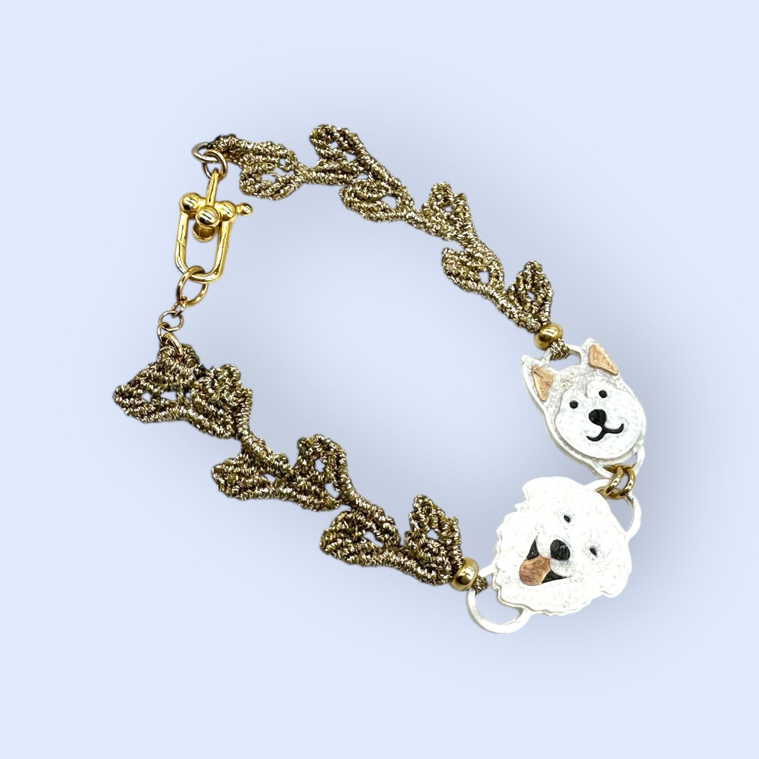 Bracciale con foglioline in macramè rifinito in argento, personalizzato con due faccine delle razze canine in PLA.