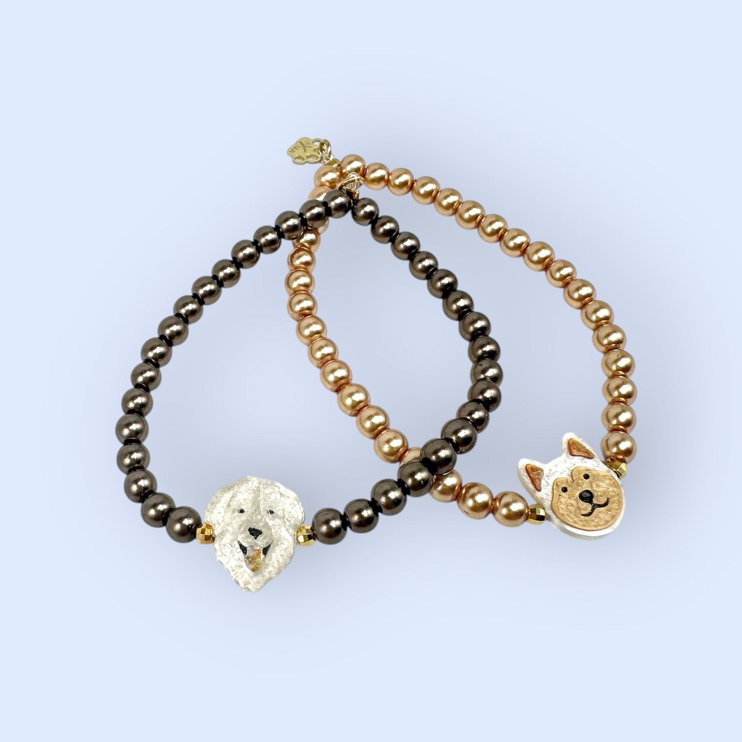 Bracciali elastici con perle color oro e marrone rifiniti in argento personalizzati con le faccine in PLA delle razze canine i feline.