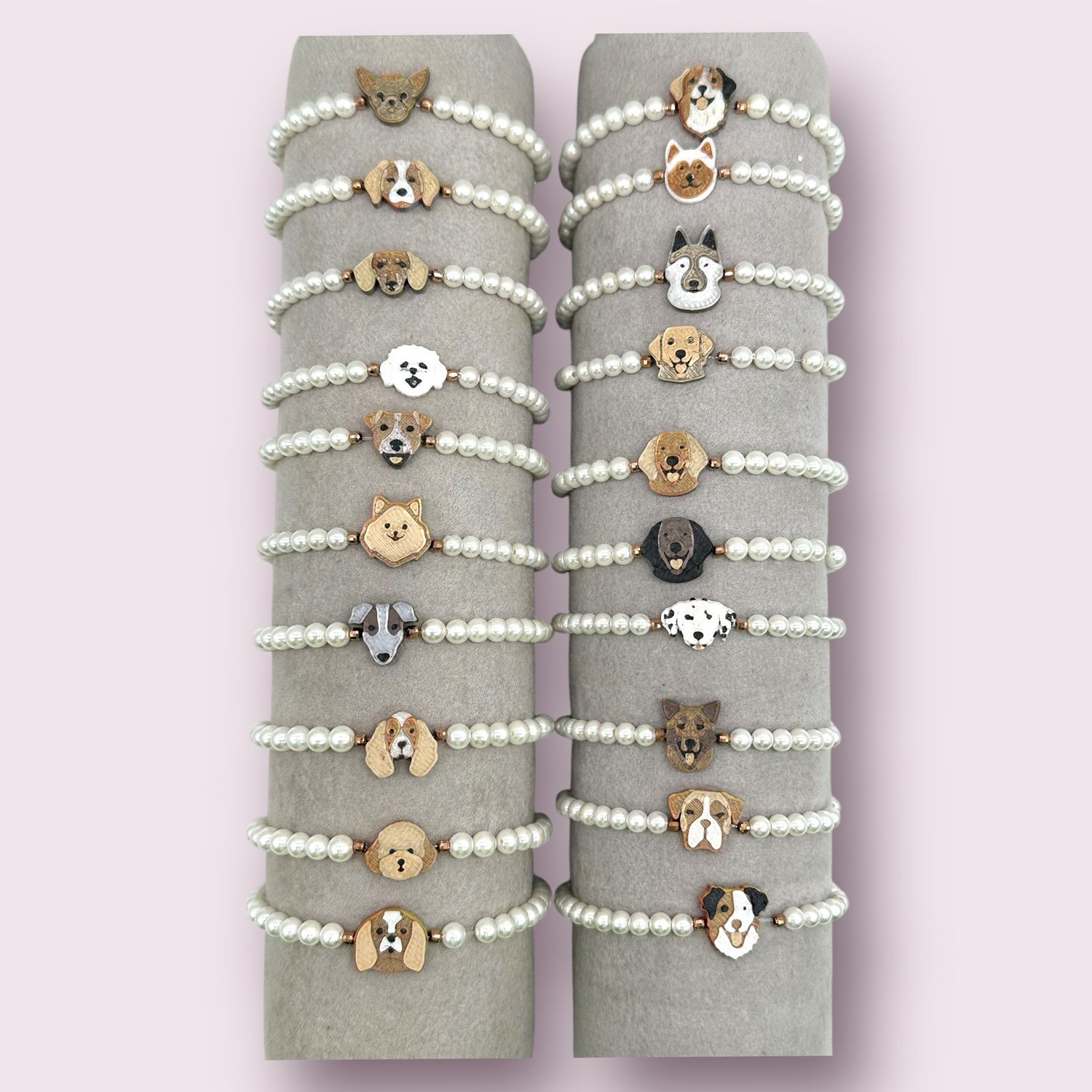 Bracciali elastici con perle rifiniti in argento personalizzati con le faccine in PLA delle razze canine o feline.