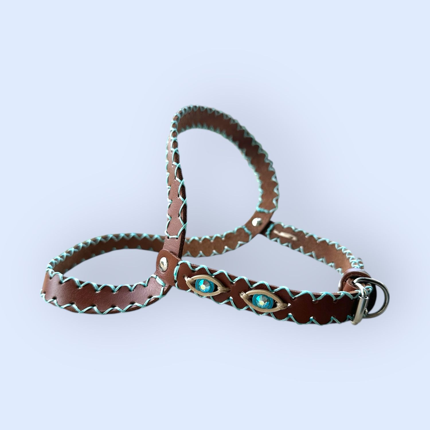 PETTORINA ovale in cuoio personalizzate con charme in PLA a forma di occhietto greco con strass e con bordatura in filo cerato a contrasto