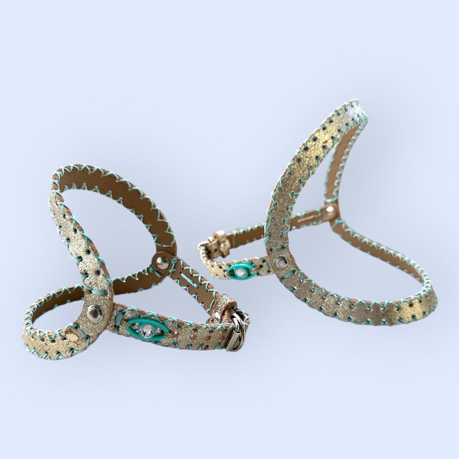 PETTORINA ovale in pelle laminata color oro personalizzata con charme a forma di occhietto greco in PLA