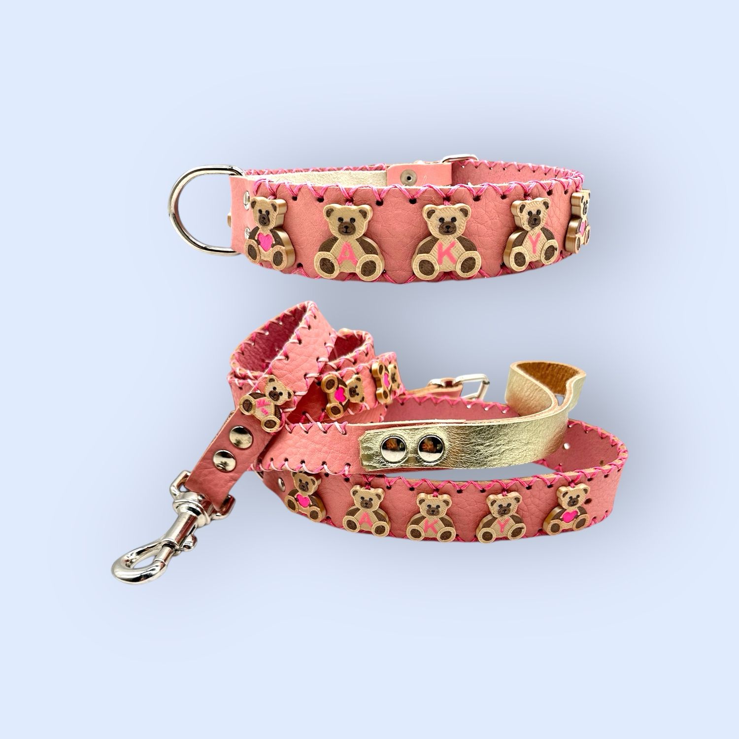 COMPLETO COLLARE e GUINZAGLIO in pelle rosa personalizzati con charme in PLA a forma di orsetto con scritto AKY