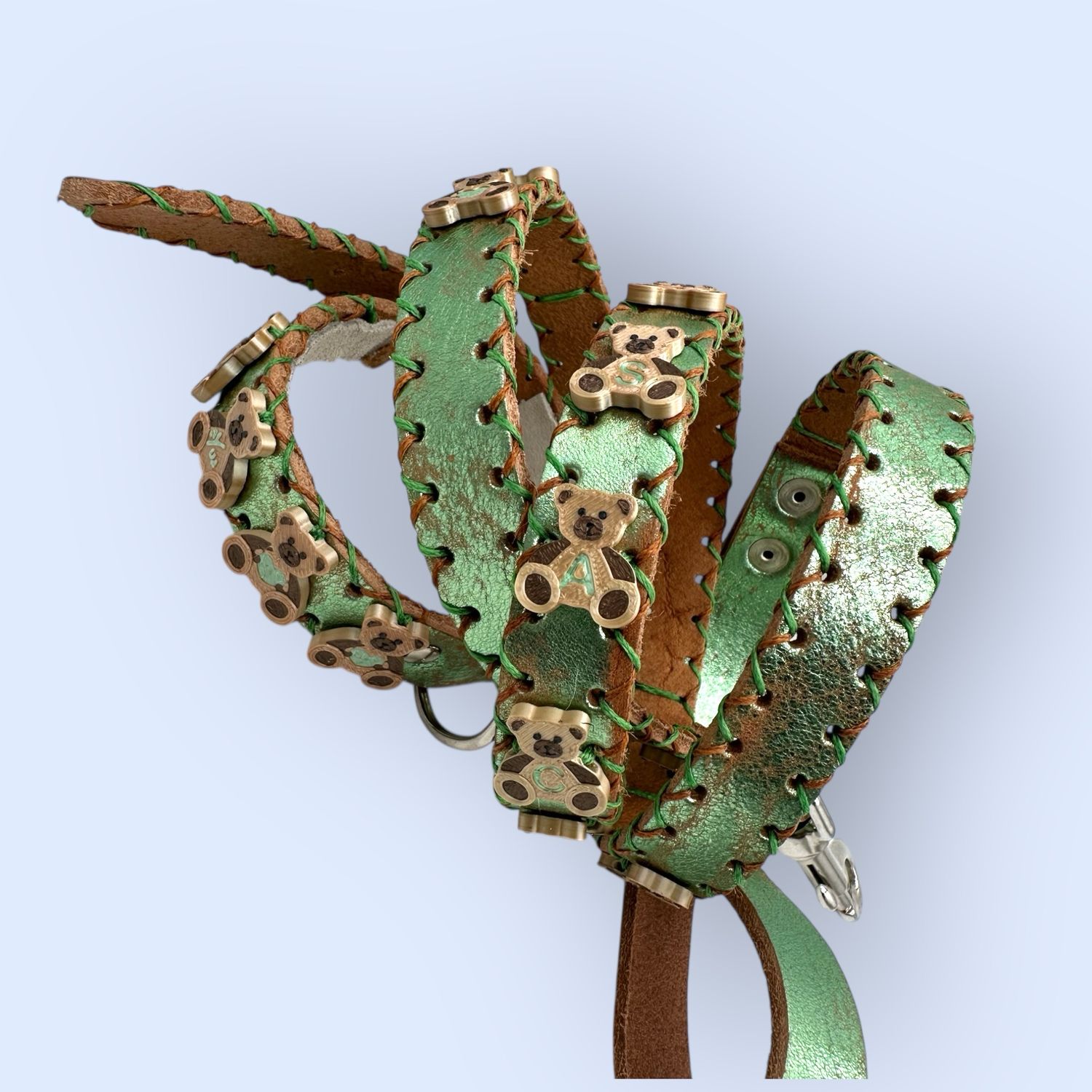 COMPLETO COLLARE e GUINZAGLIO in pelle laminata verde chiaro, personalizzati con charme a forma di orsetto in PLA.
