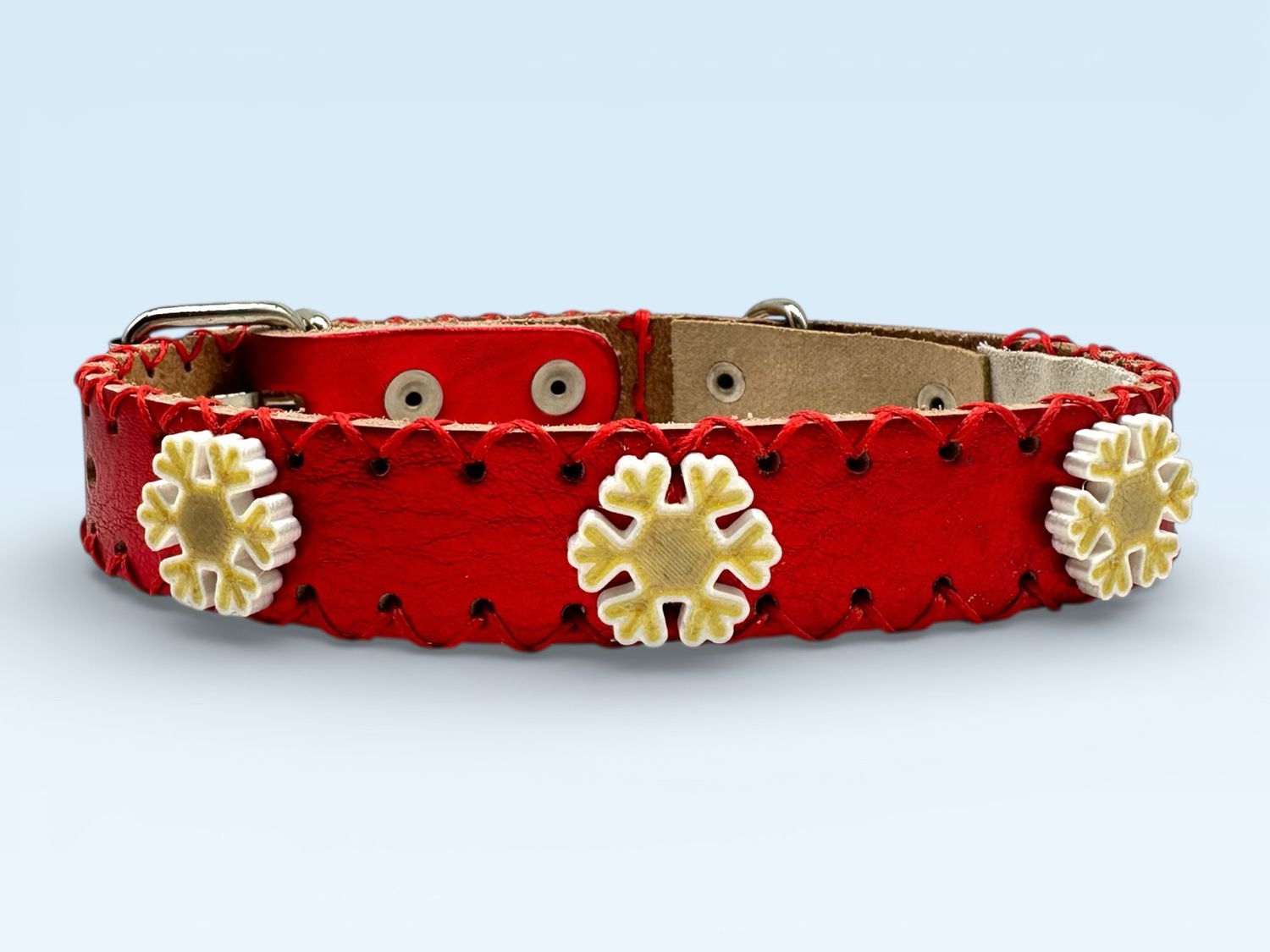 Collare in pelle rossa laminata con charme a forma di fiocco di neve in PLA BICOLOR bianco/oro