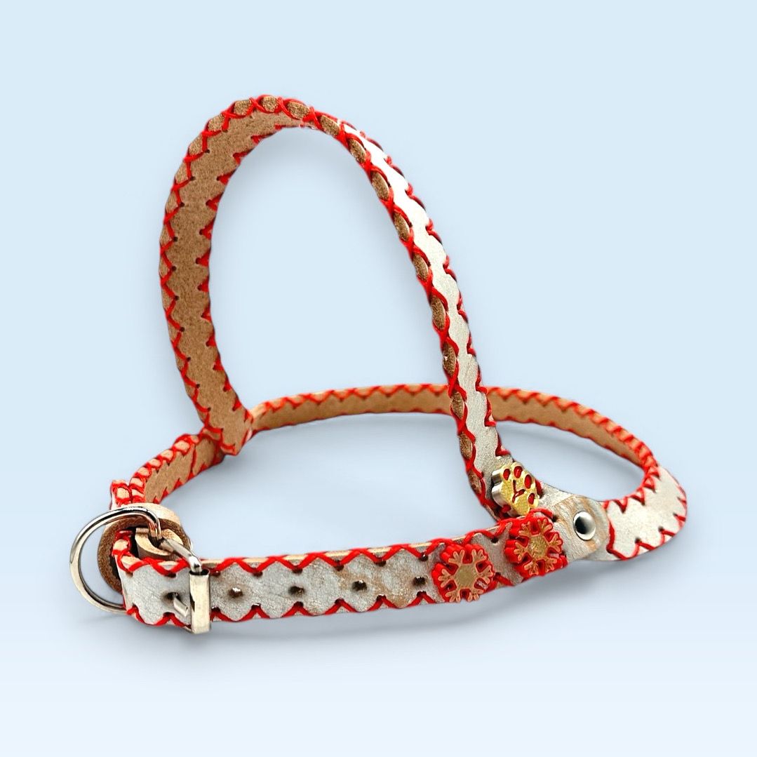 Pettorina in pelle argento laminato personalizzata con charme in PLA BICOLOR rosso/oro
