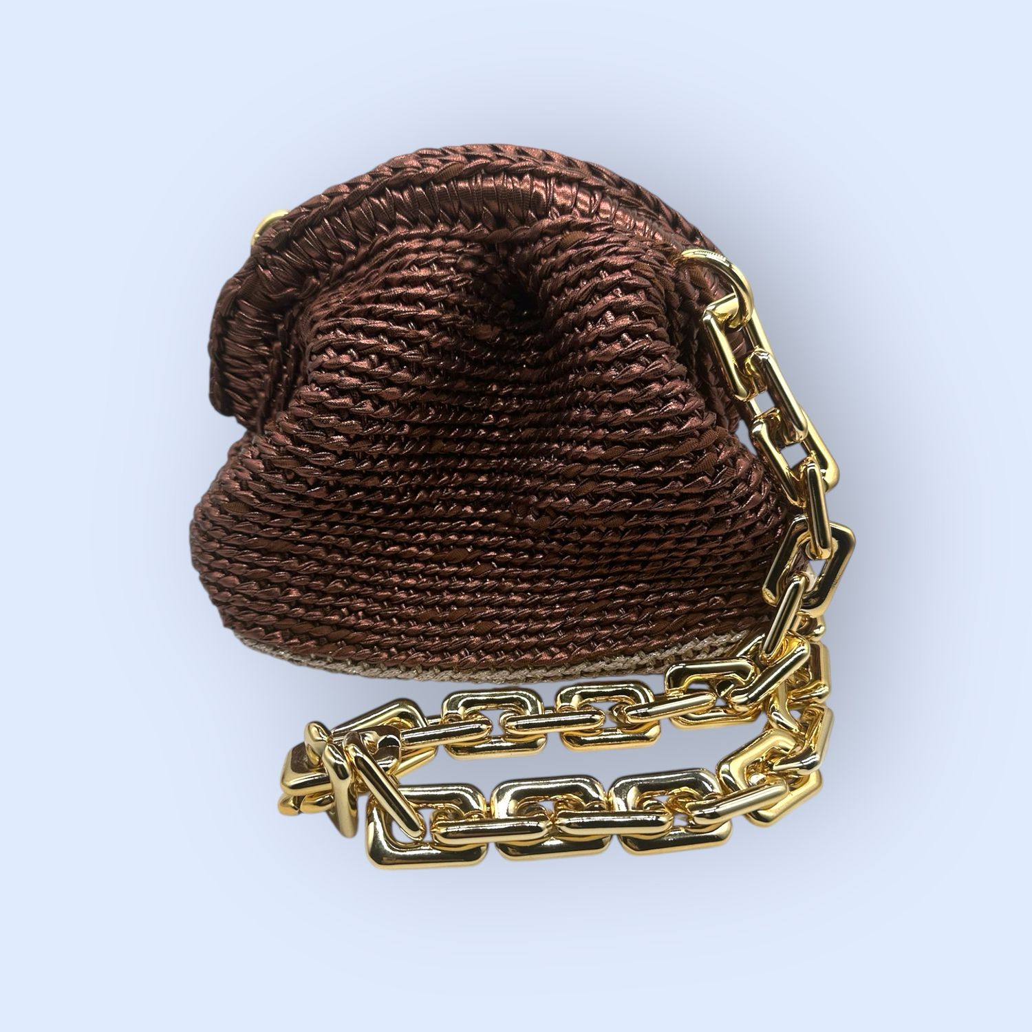 Borsa realizzata all’uncinetto con filato in ecopelle brown e oro con catena dorata personalizzata con charme in PLA a forma di foglia