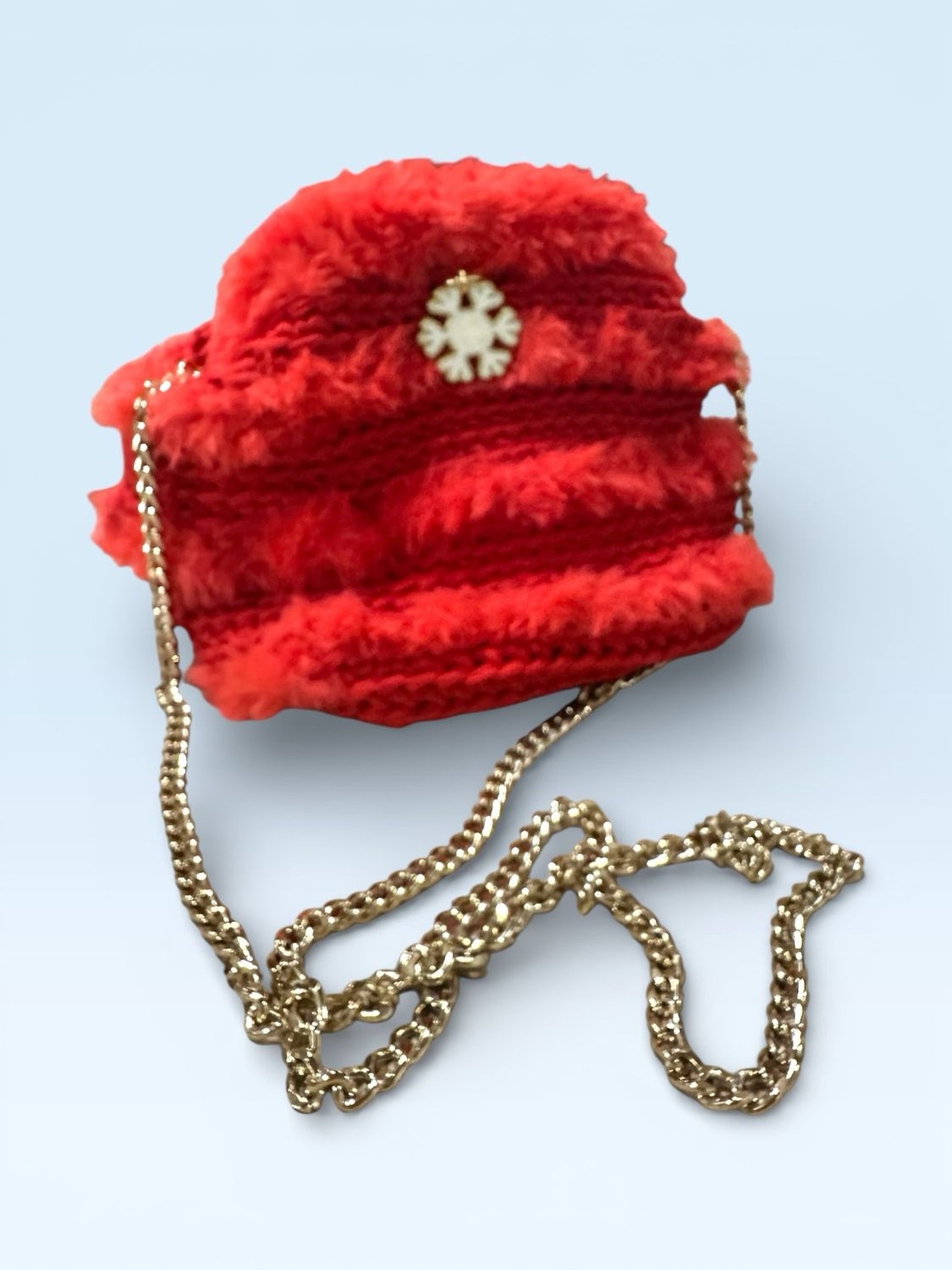 Borsa realizzata all’uncinetto con inserti in ecopelliccia rossa personalizzata con charme in PLA a forma di fiocco di neve