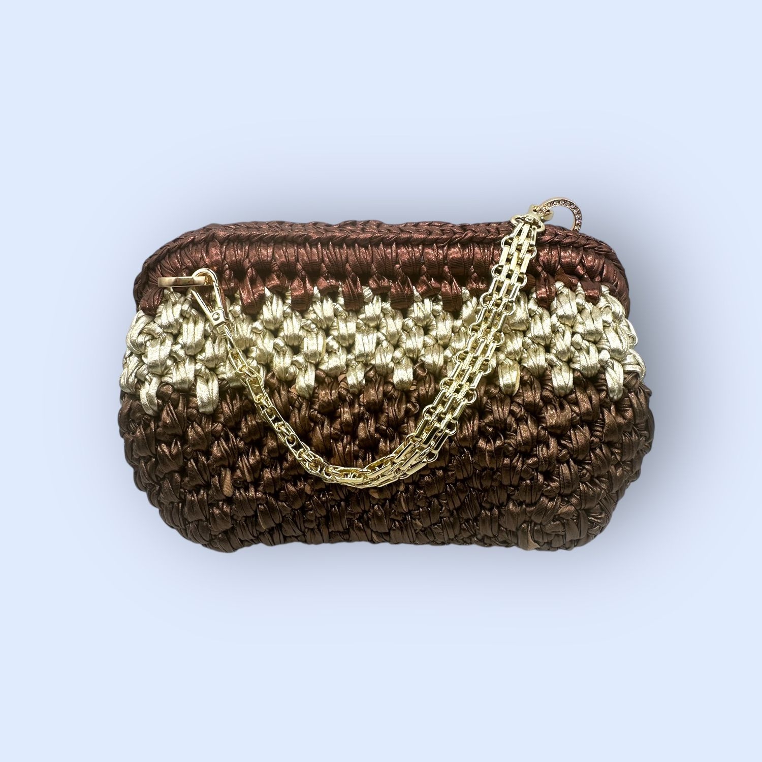 Borsa realizzata all’uncinetto con filato di ecopelle brown e oro da personalizzare con charme in PLA