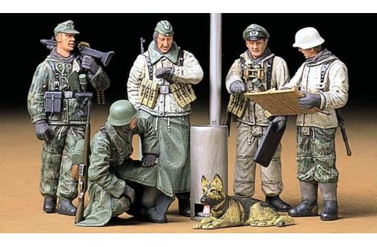 Tamiya German Soldiers at Field Briefing 1:35