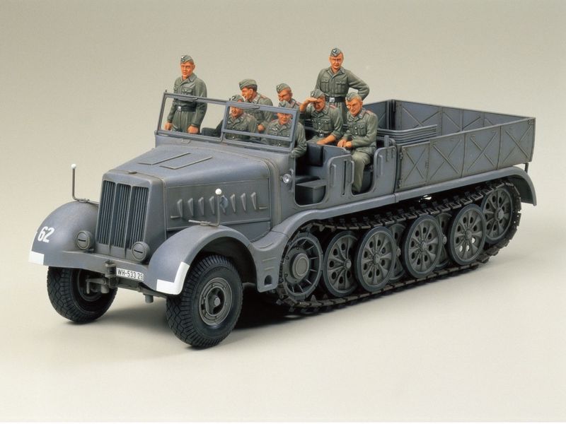 1/35 GERMAN 18 TON HEAVY HALF-TRACK "FAMO"