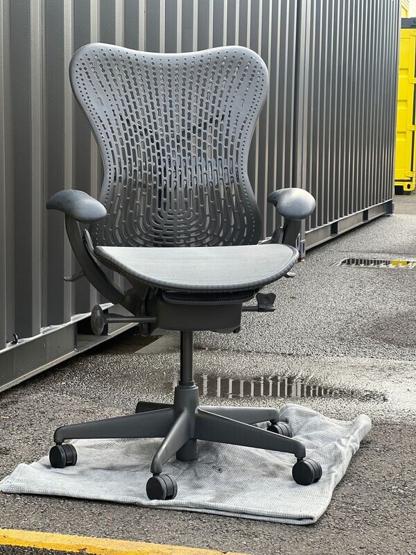 Herman Miller Mirra 1