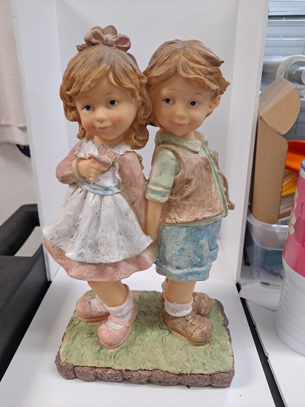 GIRL/BOY GARDEN STATUE W/BUTTERFLY