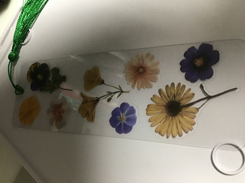 DRIED FLOWER BOOKMARK