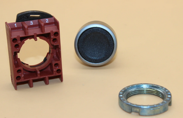 P9MPNNG, General Electric, Pulsador negro metalico rasante de 22mm.
