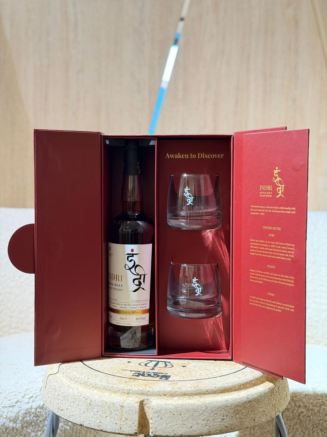 Indri Trini The Three wood Indian Whisky  + 2 glazen