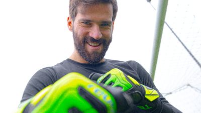How to Choose a Goalkeeper Glove