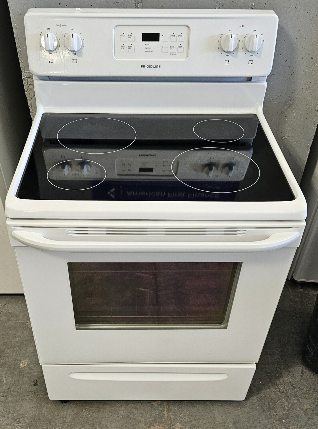 Frigidaire White Smooth Top Electric Powered Range Stove Oven