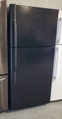 Kenmore 18cu.ft. Top Freezer Refrigerator in Black with Ice Maker