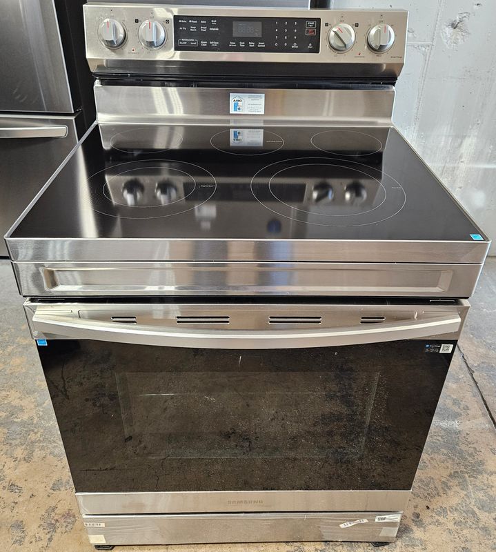 NEW! 30in Samsung 6.3 cu. ft. Smart Freestanding Electric Range with Air Fry in Stainless Steel