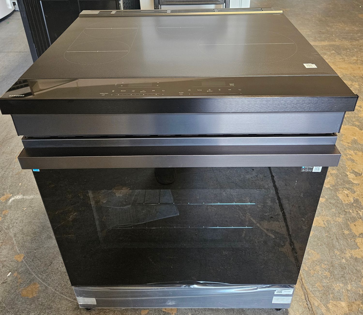 NEW! 30in Samsung Bespoke 6.3 cu. ft. Smart Slide-In Induction Range with Anti-Scratch Glass Cooktop