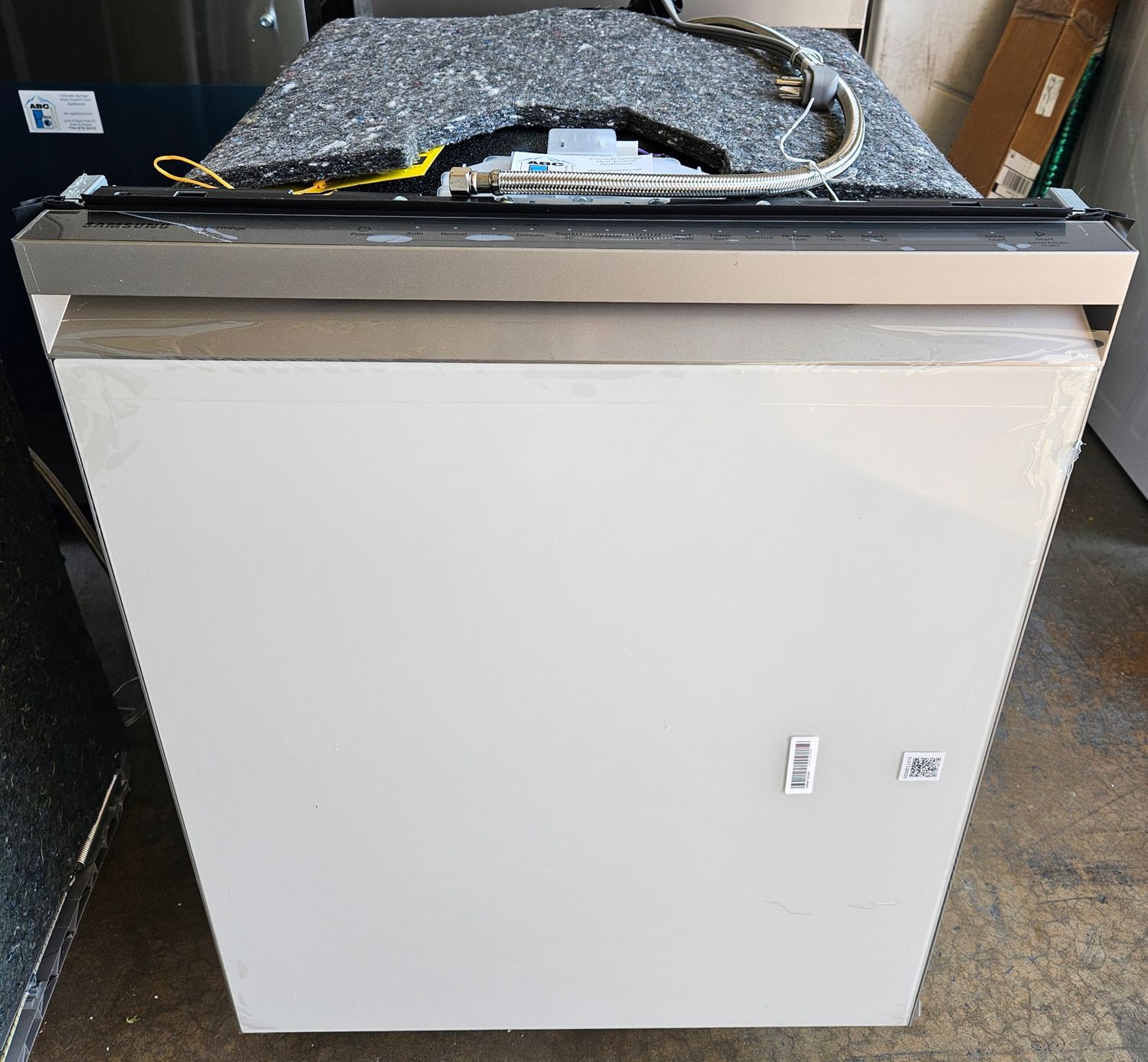 NEW! Bespoke AutoRelease Smart 46dBA Dishwasher with StormWash™ in White Glass