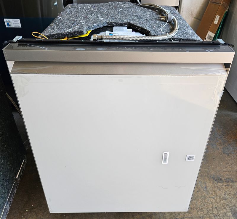 NEW! Bespoke AutoRelease Smart 46dBA Dishwasher with StormWash™ in White Glass