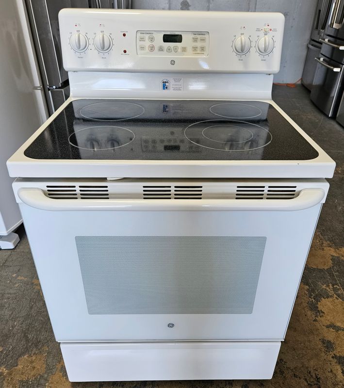 USED 30in GE Electric 4 Burner Glass Top Range Stove in White