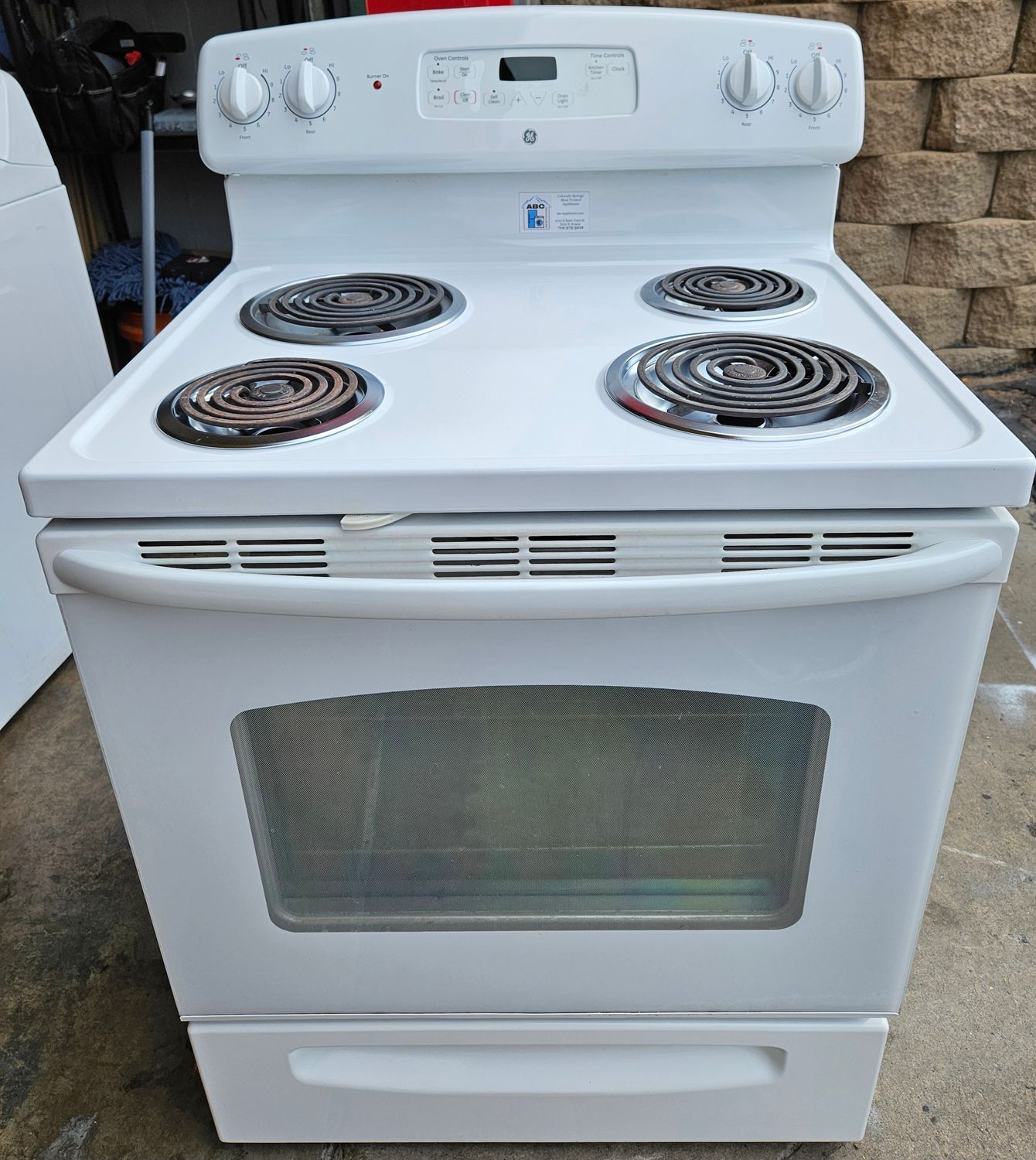 USED 30in GE Electric 4-Burner Coil-Top Range in White