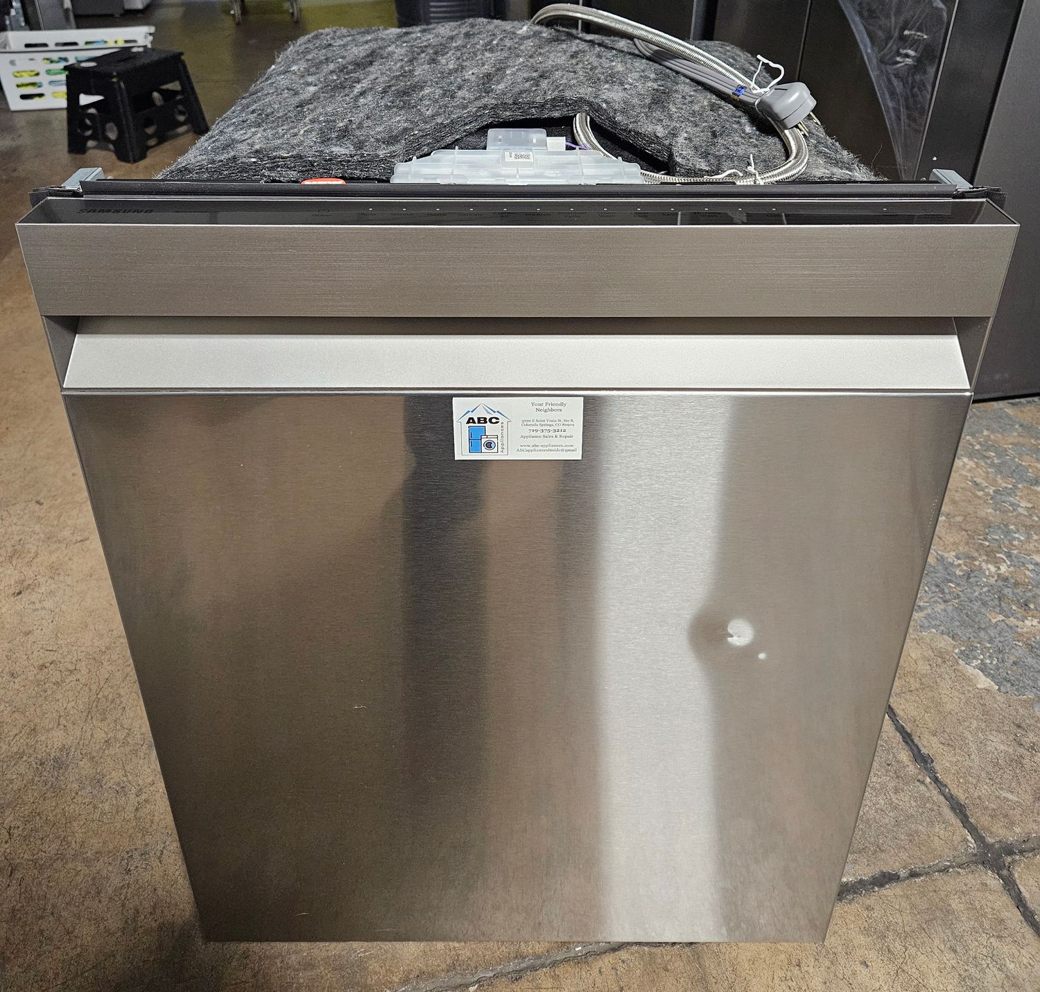 NEW! 24" Samsung Stainless Steel Built-In Electric Dishwasher 46 dBa NEW! 24" Samsung Stainless Steel Built-In Electric Dishwasher 46 dBa