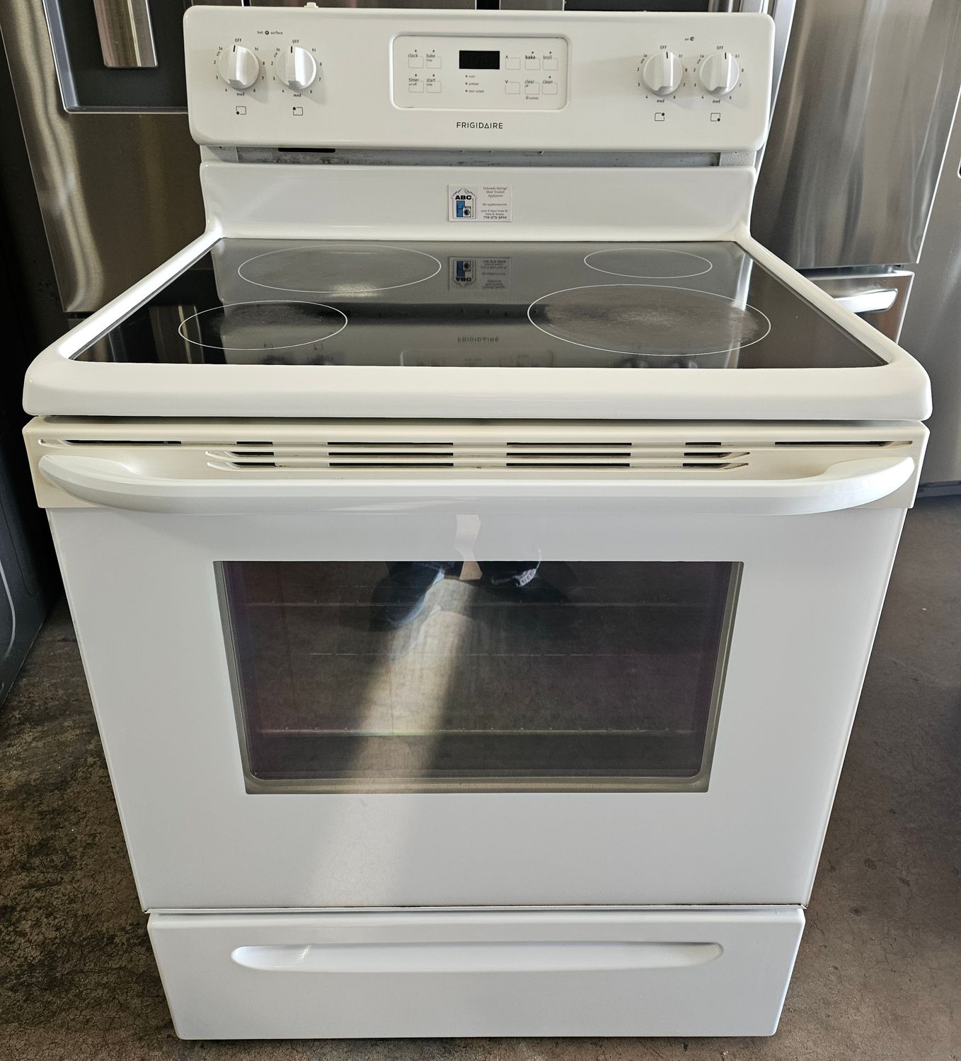 USED 30in Frigidaire White Electric 4-Burner Glass-Top Range