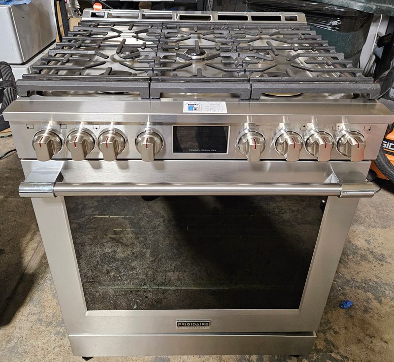 NEW! 30in Frigidaire Professional 6-Burner Gas Range