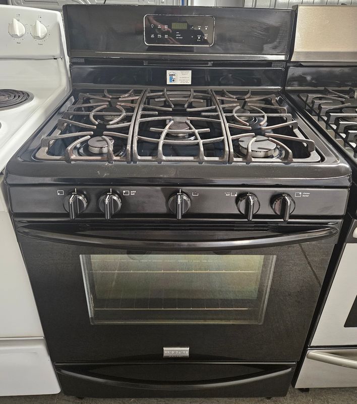 USED 30in Frigidaire Gallery 5-Burner Gas Range in Black