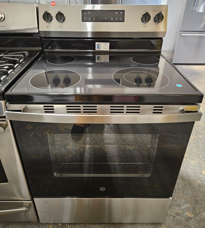NEW! 30in GE Free-Standing 4-Burner Glass-top Electric Range in Stainless Steel