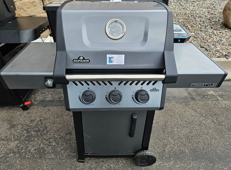 USED Napoleon Freestyle 365 Natural Gas Outdoor Grill